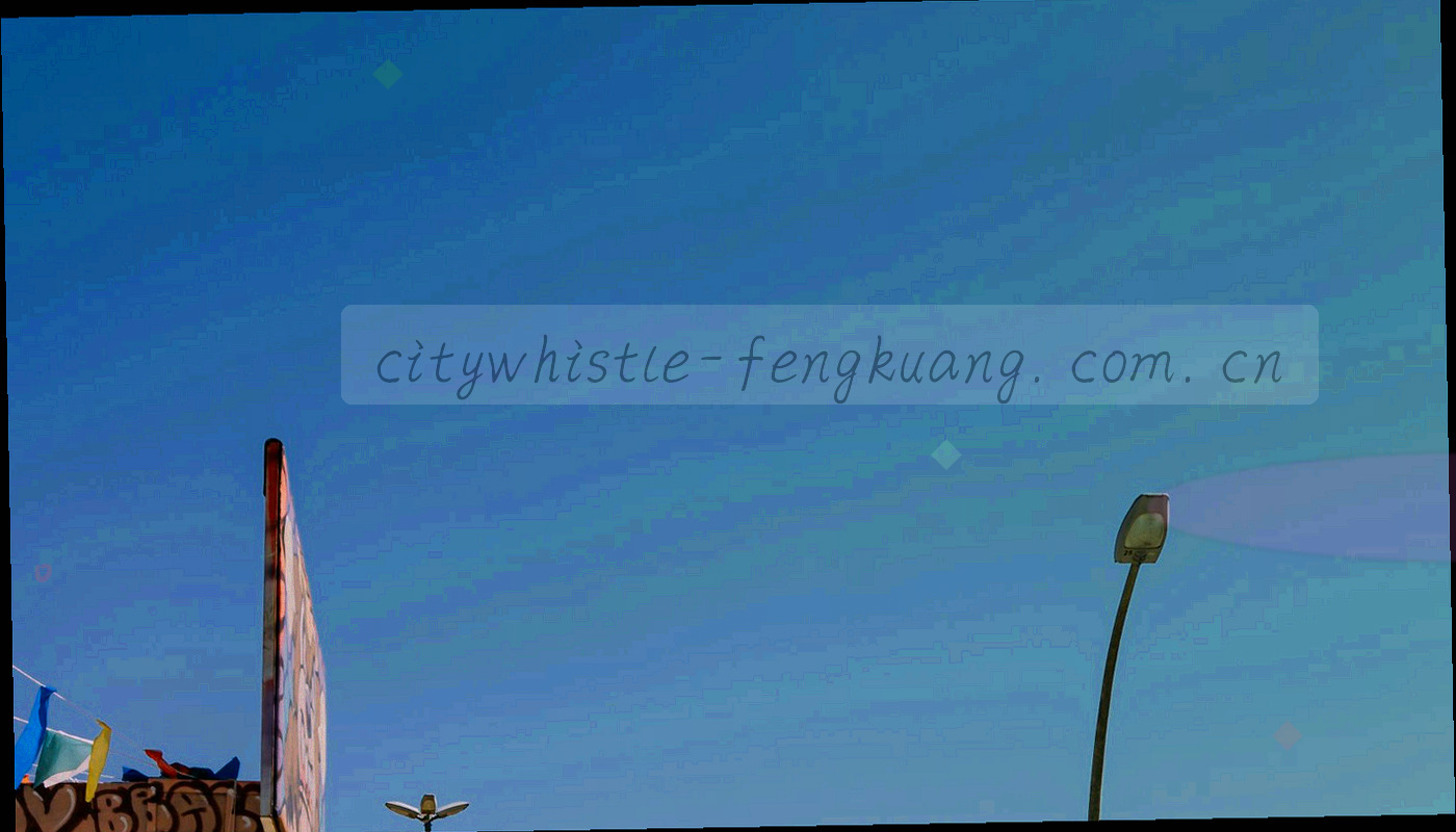 多叠彩色标签卡按色系排列的近景，纸面有轻微磨损